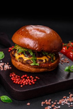 Sulu sığır pirzolası, peynir, domates, tuz, baharat ve otlu hamburgerler.