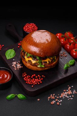 Sulu sığır pirzolası, peynir, domates, tuz, baharat ve otlu hamburgerler.