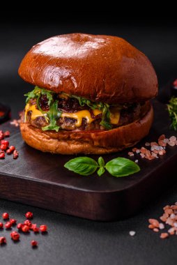 Sulu sığır pirzolası, peynir, domates, tuz, baharat ve otlu hamburgerler.