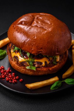 Sulu sığır pirzolası, peynir, domates, tuz, baharat ve otlu hamburgerler.
