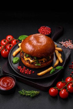 Sulu sığır pirzolası, peynir, domates, tuz, baharat ve otlu hamburgerler.