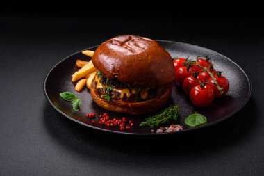 Sulu sığır pirzolası, peynir, domates, tuz, baharat ve otlu hamburgerler.