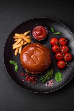 Sulu sığır pirzolası, peynir, domates, tuz, baharat ve otlu hamburgerler.