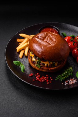 Sulu sığır pirzolası, peynir, domates, tuz, baharat ve otlu hamburgerler.