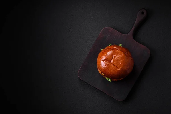 Hambúrguer Com Costeleta Carne Suculenta Queijo Tomate Sal Especiarias Ervas — Fotografia de Stock