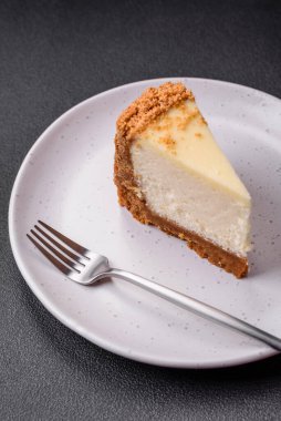Beton kaplamalı lezzetli cheesecake keki. Lezzetli kahvaltı tatlısı