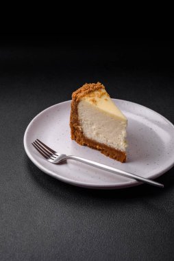 Beton kaplamalı lezzetli cheesecake keki. Lezzetli kahvaltı tatlısı