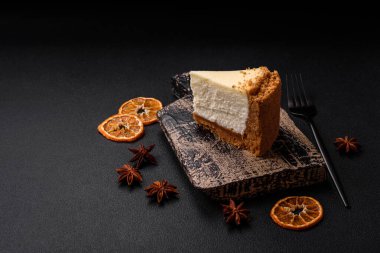 Beton kaplamalı lezzetli cheesecake keki. Lezzetli kahvaltı tatlısı