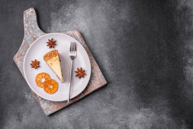 Beton kaplamalı lezzetli cheesecake keki. Lezzetli kahvaltı tatlısı