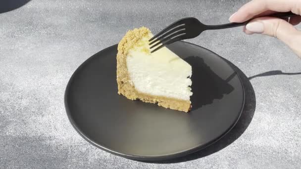 テクスチャコンクリートの背景においしい甘いチーズケーキ おいしい朝食デザート — ストック動画