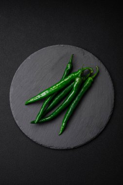 Koyu yeşil arka planda taze kırmızı biber. Sıcak Sos İçindekiler