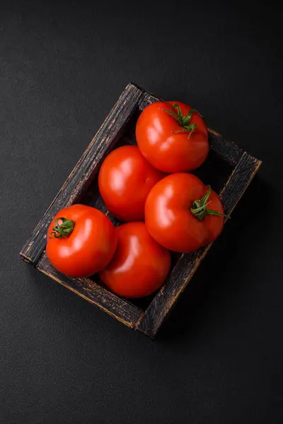 Tomates Suculentos Frescos Deliciosos Fundo Concreto Escuro Molho Ingredientes — Fotografia de Stock