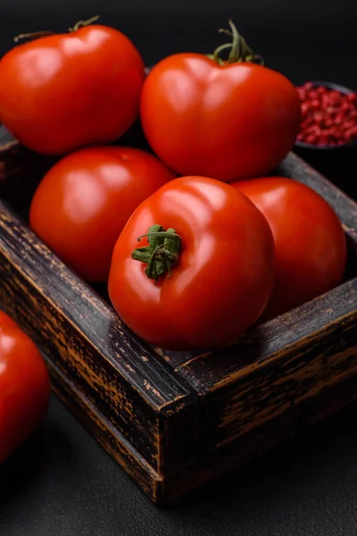 Deliciosos Tomates Jugosos Frescos Sobre Fondo Hormigón Oscuro Ingredientes Salsa —  Fotos de Stock
