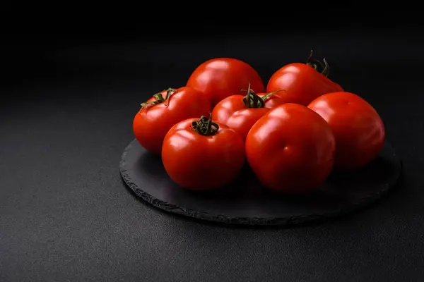 Tomates Suculentos Frescos Deliciosos Fundo Concreto Escuro Molho Ingredientes — Fotografia de Stock