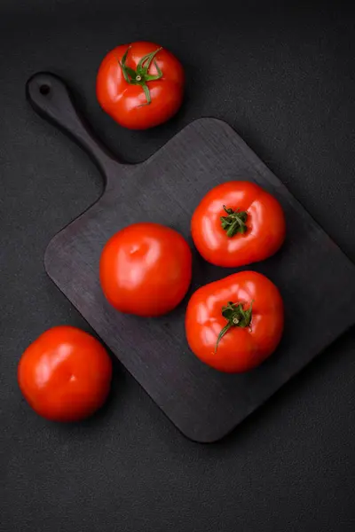 Délicieuses Tomates Fraîches Juteuses Sur Fond Béton Foncé Ingrédients Sauce — Photo