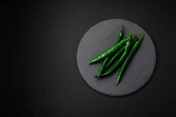 新鲜的热绿色辣椒在黑暗的混凝土背景 热酱汁配料 — 图库照片