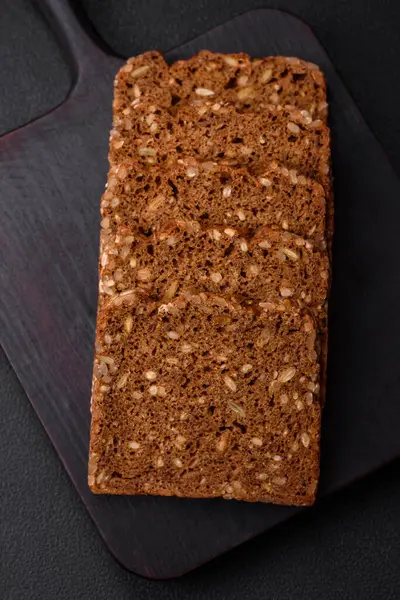 Вкусный Свежий Хрустящий Коричневый Хлеб Семенами Зерном Разрезанный Ломтики Темном — стоковое фото