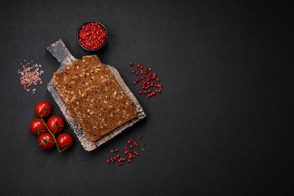 Delizioso Pane Fresco Croccante Marrone Con Semi Cereali Tagliati Fette — Foto Stock