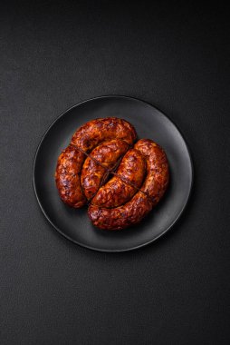 Tuz, baharat ve çimento kaplı bir halkada ızgara sosis.