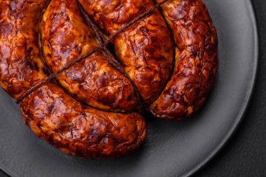 Tuz, baharat ve çimento kaplı bir halkada ızgara sosis.