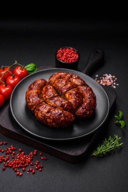 Tuz, baharat ve çimento kaplı bir halkada ızgara sosis.