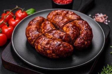 Tuz, baharat ve çimento kaplı bir halkada ızgara sosis.