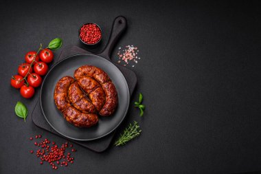 Tuz, baharat ve çimento kaplı bir halkada ızgara sosis.