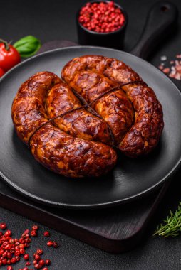 Tuz, baharat ve çimento kaplı bir halkada ızgara sosis.