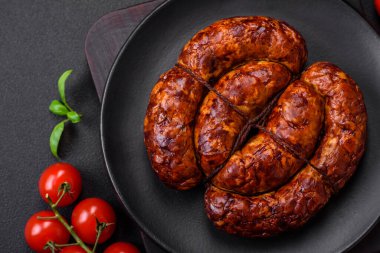 Tuz, baharat ve çimento kaplı bir halkada ızgara sosis.