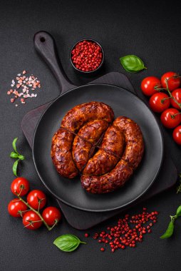 Tuz, baharat ve çimento kaplı bir halkada ızgara sosis.