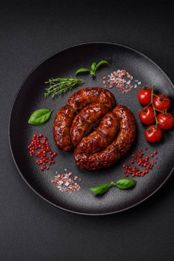 Tuz, baharat ve çimento kaplı bir halkada ızgara sosis.