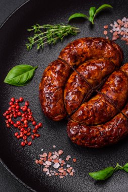 Tuz, baharat ve çimento kaplı bir halkada ızgara sosis.