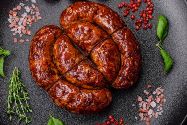 Tuz, baharat ve çimento kaplı bir halkada ızgara sosis.