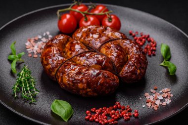 Tuz, baharat ve çimento kaplı bir halkada ızgara sosis.