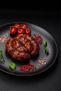 Tuz, baharat ve çimento kaplı bir halkada ızgara sosis.