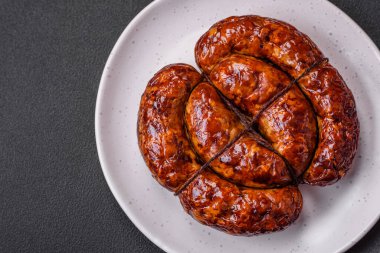 Tuz, baharat ve çimento kaplı bir halkada ızgara sosis.