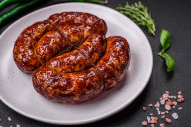 Tuz, baharat ve çimento kaplı bir halkada ızgara sosis.