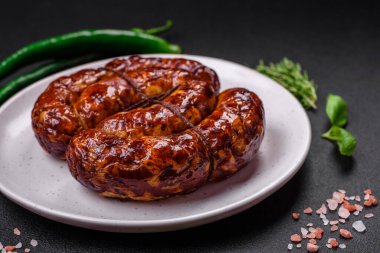 Tuz, baharat ve çimento kaplı bir halkada ızgara sosis.