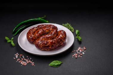 Tuz, baharat ve çimento kaplı bir halkada ızgara sosis.