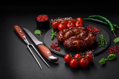 Tuz, baharat ve çimento kaplı bir halkada ızgara sosis.