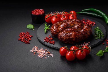 Tuz, baharat ve çimento kaplı bir halkada ızgara sosis.