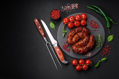 Tuz, baharat ve çimento kaplı bir halkada ızgara sosis.