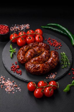 Tuz, baharat ve çimento kaplı bir halkada ızgara sosis.