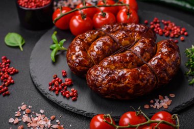 Tuz, baharat ve çimento kaplı bir halkada ızgara sosis.