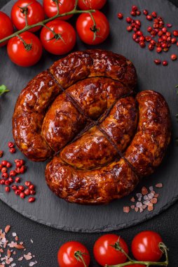 Tuz, baharat ve çimento kaplı bir halkada ızgara sosis.