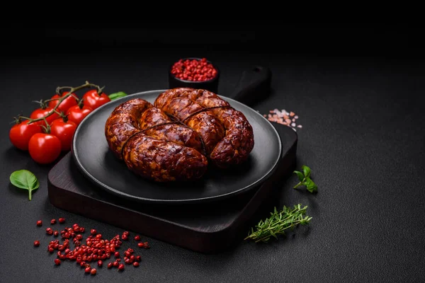 Tuz, baharat ve çimento kaplı bir halkada ızgara sosis.