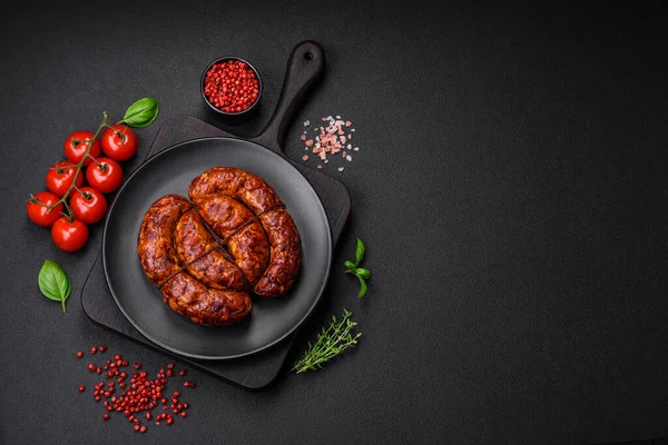 Tuz, baharat ve çimento kaplı bir halkada ızgara sosis.