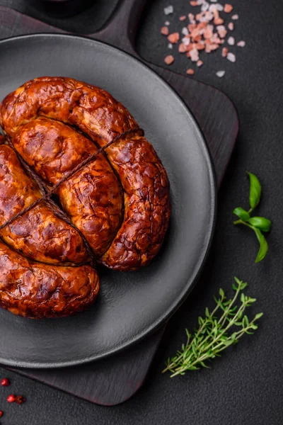 Tuz, baharat ve çimento kaplı bir halkada ızgara sosis.