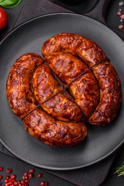 Tuz, baharat ve çimento kaplı bir halkada ızgara sosis.