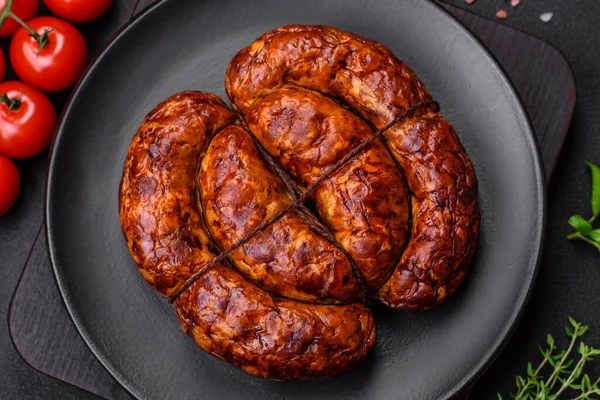 Tuz, baharat ve çimento kaplı bir halkada ızgara sosis.